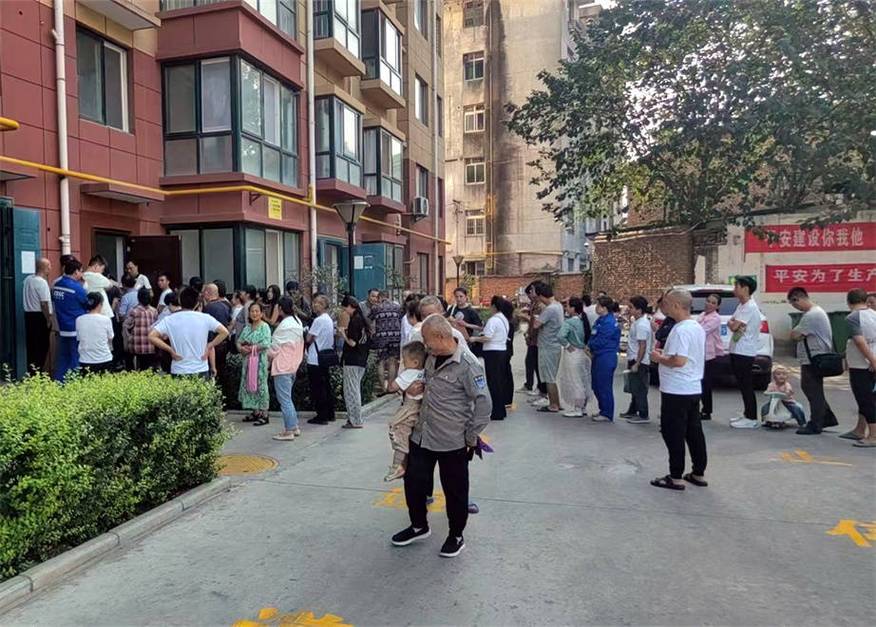 阿乐医保卡到期更换社区便民服务：李阿姨的“一门清”经历